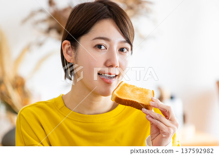 Middle woman eating breakfast Middle woman eating breakfast 137592982