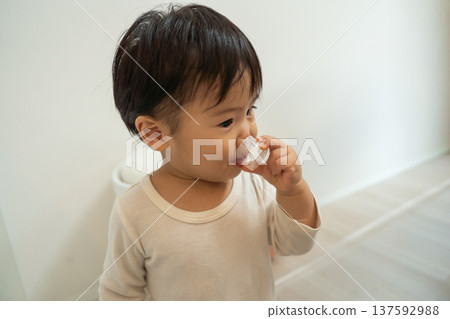 男孩喝糖漿藥 137592988