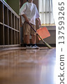 小學生們用掃帚和簸箕打掃教室 137593265