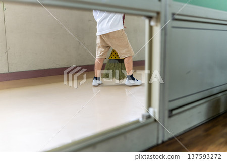 清潔時透過門縫看到了孩子的腳。 137593272