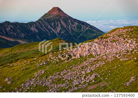 Mount Kasagatake at dawn as seen from Mount Sugoroku in the Northern Alps Mount Kasagatake at dawn as seen from Mount Sugoroku in the Northern Alps 137593400