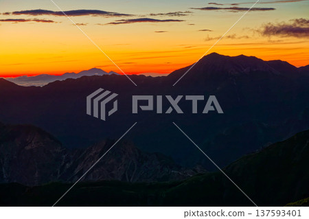 從北阿爾卑斯山的雙六山上，可以看到黎明時分的大天上岳和淺間岳。 137593401