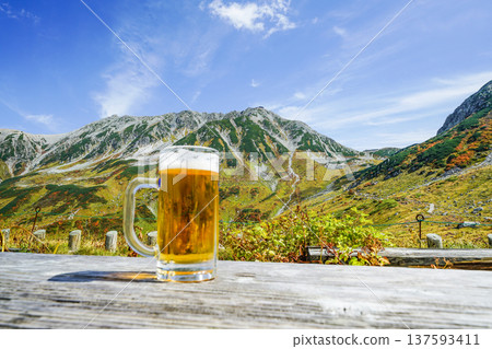 一邊品嚐啤酒,一邊欣賞大山美景 一邊品嚐啤酒,一邊欣賞大山美景 137593411