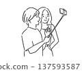 兩個人正在用智慧型手機拍攝影片。 137593587