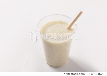 Kiwi juice 137593626