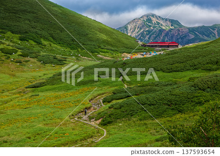 從山脊眺望雙六小屋和雲霧繚繞的鷲羽山，遠眺尤里山。 137593654