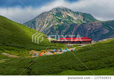 從山脊眺望雙六小屋和雲霧繚繞的鷲羽山,遠眺尤里山。 從山脊眺望雙六小屋和雲霧繚繞的鷲羽山,遠眺尤里山。 137593655