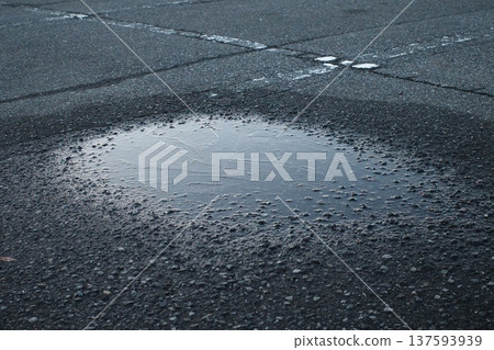 停車場水坑上的薄冰 137593939