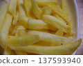 新鮮出爐的薯條 137593940