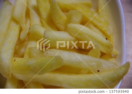 新鮮出爐的薯條 137593940