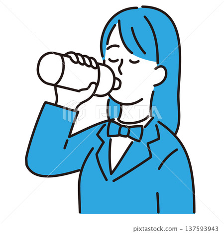 圖:一名學生正在用塑膠瓶喝水 圖:一名學生正在用塑膠瓶喝水 137593943