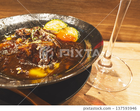 紅酒燉牛肉的魅力在於其濃鬱醇厚的風味。 137593946