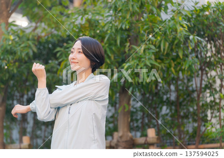 中間夫婦伸展 137594025
