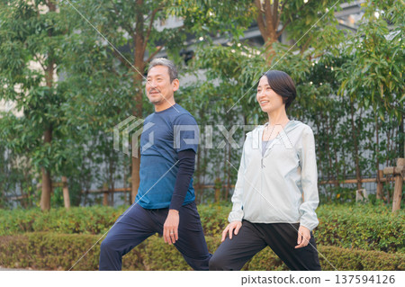 Middle couple stretching 137594126