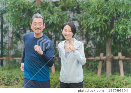 Middle couple exercising Middle couple exercising 137594304