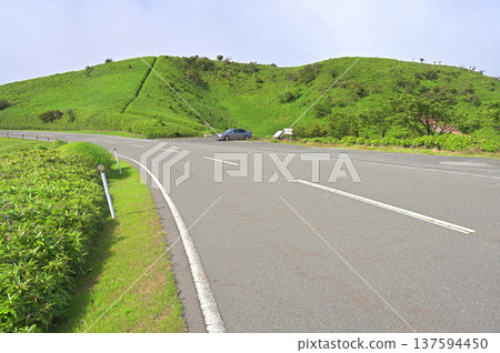 Izu Peninsula's Izuyama Ridge Trail: Toda Parking Lot on the Nishiizu Skyline in Summer Izu Peninsula's Izuyama Ridge Trail: Toda Parking Lot on the Nishiizu Skyline in Summer 137594450