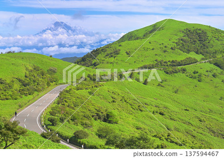 伊豆半島伊豆山脊步道：夏季從古岐山眺望富士山、達摩山和西伊豆天際線 137594467