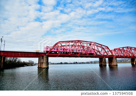 The auspicious train (Nankai Electric Railway's Sachi) running over the Kinokawa Bridge [Wakayama City, Wakayama Prefecture] 137594508