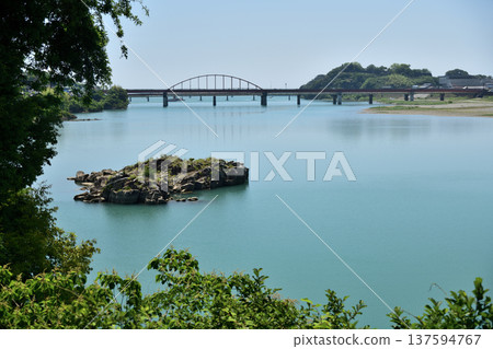 龜島和熊野河上的熊野橋 [三重縣紀保町] 137594767
