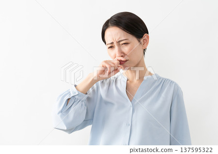 穿著長袖襯衫的女人生活方式形象 137595322