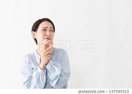 穿著長袖襯衫的女人生活方式形象 137595323