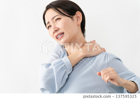 穿著長袖襯衫的女人生活方式形象 穿著長袖襯衫的女人生活方式形象 137595325