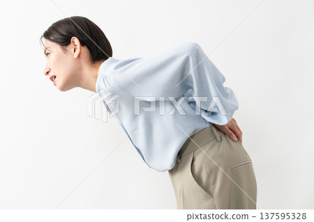 穿著長袖襯衫的女人生活方式形象 穿著長袖襯衫的女人生活方式形象 137595328