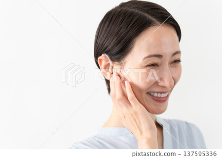 佩戴助聽器的女人生活方式圖像 佩戴助聽器的女人生活方式圖像 137595336