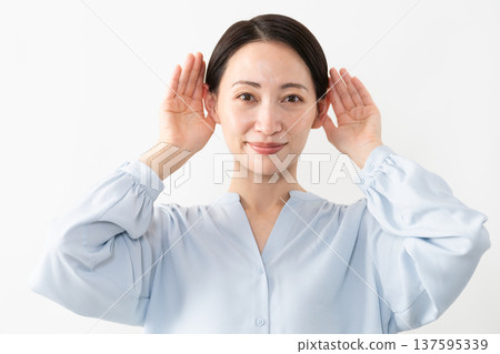 穿著長袖襯衫的女人生活方式形象 穿著長袖襯衫的女人生活方式形象 137595339