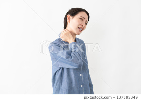 女人穿著睡衣生活方式形象 女人穿著睡衣生活方式形象 137595349