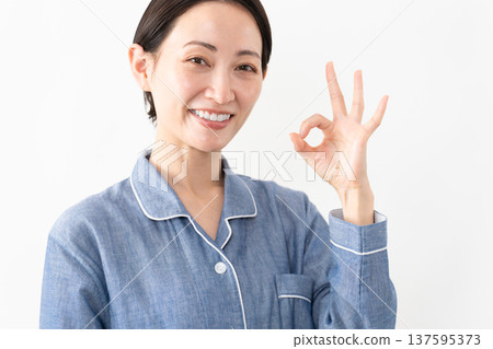 女人穿著睡衣生活方式形象 女人穿著睡衣生活方式形象 137595373