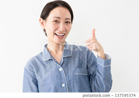 女人穿著睡衣生活方式形象 女人穿著睡衣生活方式形象 137595374