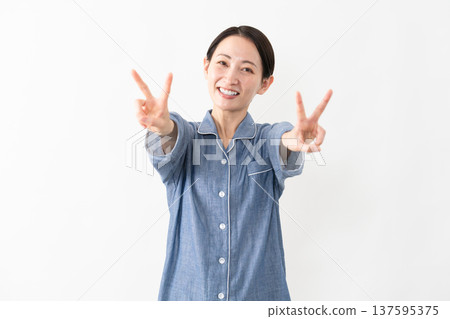 女人穿著睡衣生活方式形象 137595375