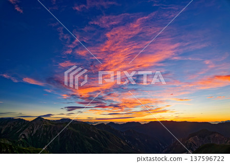 Morning clouds seen from Mt. Sugoroku in the Northern Alps and the ridgeline from Mt. Washu to Mt. Tsurugidake 137596722