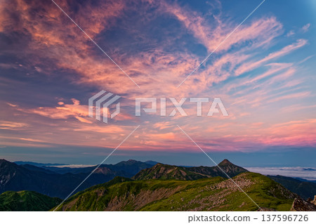 從北阿爾卑斯山的雙六山上可以看到清晨的雲霧以及笠岳、乘鞍岳和禦岳。 從北阿爾卑斯山的雙六山上可以看到清晨的雲霧以及笠岳、乘鞍岳和禦岳。 137596726