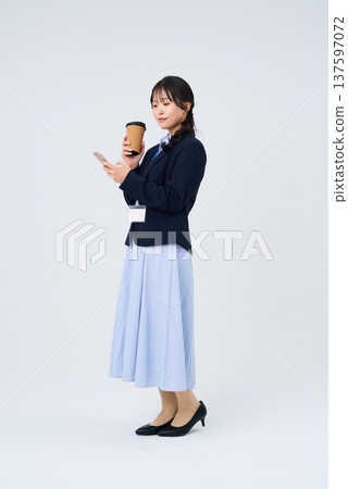A businesswoman taking a break with a relaxed expression A businesswoman taking a break with a relaxed expression 137597072