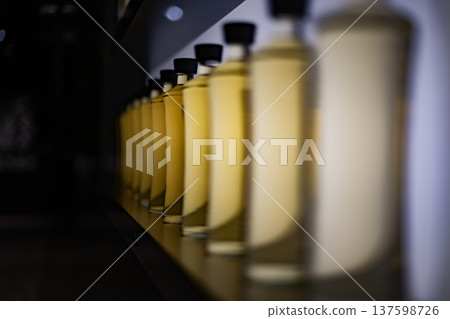 威士忌、日本威士忌、清酒、釀酒廠、烈酒、燒酒、陳年、瓶裝、飲品 威士忌、日本威士忌、清酒、釀酒廠、烈酒、燒酒、陳年、瓶裝、飲品 137598726