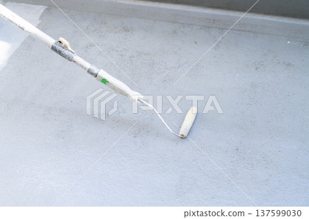 防止房屋漏雨：在陽台地面上塗防水面漆 137599030