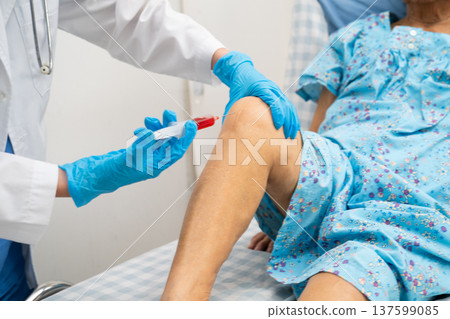 Asian doctor inject Hyaluronic acid platelet rich plasma into knee of senior woman. 137599085