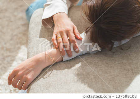 一位女士在陽光明媚的沙發上打盹 137599108