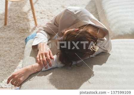 一位女士在陽光明媚的沙發上打盹 137599109