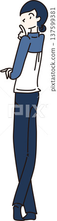 圖:一位身穿藍色制服、思考服的女性站著 圖:一位身穿藍色制服、思考服的女性站著 137599381