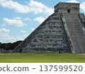 高聳的瑪雅金字塔 137599520