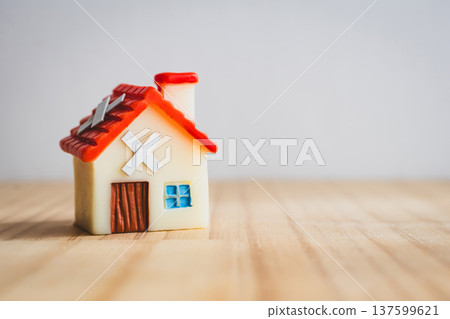 Image materials of dilapidated houses that need renovation, used houses, and vacant houses 137599621