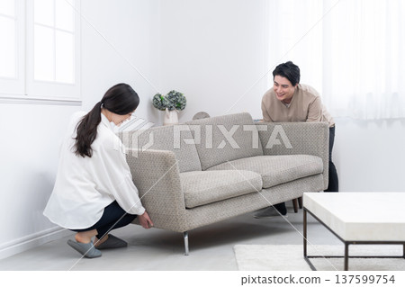 一對夫婦在搬家過程中搬運家具 一對夫婦在搬家過程中搬運家具 137599754