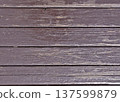 背景材料是塗有棕色油漆的舊木板。 137599879