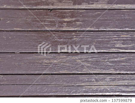 背景材料是塗有棕色油漆的舊木板。 137599879