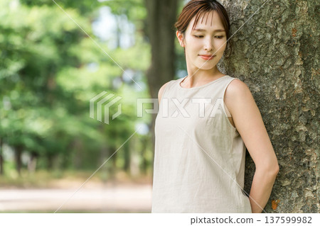 一名婦女在森林中沐浴（瑜伽、生態、永續發展目標、環境、排毒、有機、天然） 137599982