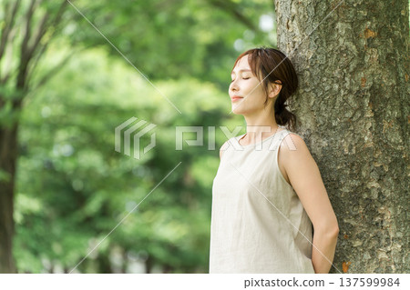 一名婦女在森林中沐浴(瑜伽、生態、永續發展目標、環境、排毒、有機、天然) 一名婦女在森林中沐浴(瑜伽、生態、永續發展目標、環境、排毒、有機、天然) 137599984