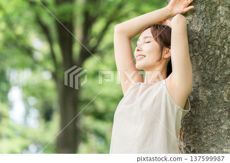 一名婦女在森林中沐浴（瑜伽、生態、永續發展目標、環境、排毒、有機、天然） 137599987